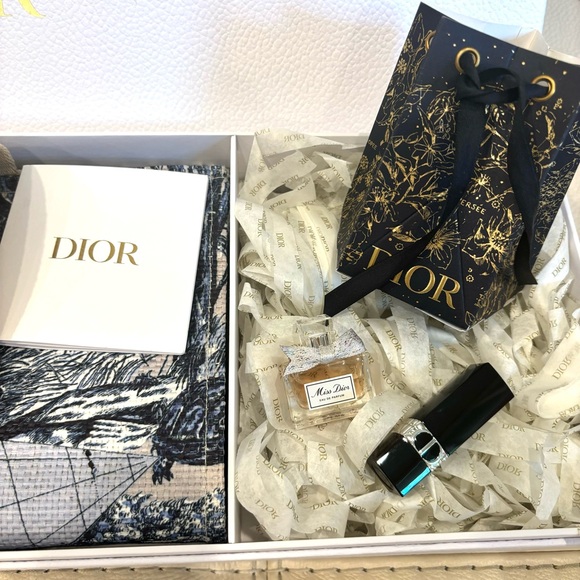 Dior Around The World Tote + Holiday Cracker w/ Miss Dior perfume + Lipstick 999 - Picture 10 of 13
